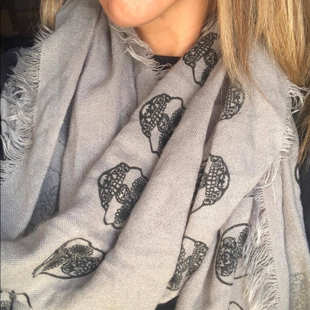 Steve Madden Gray scarf with black skulls
